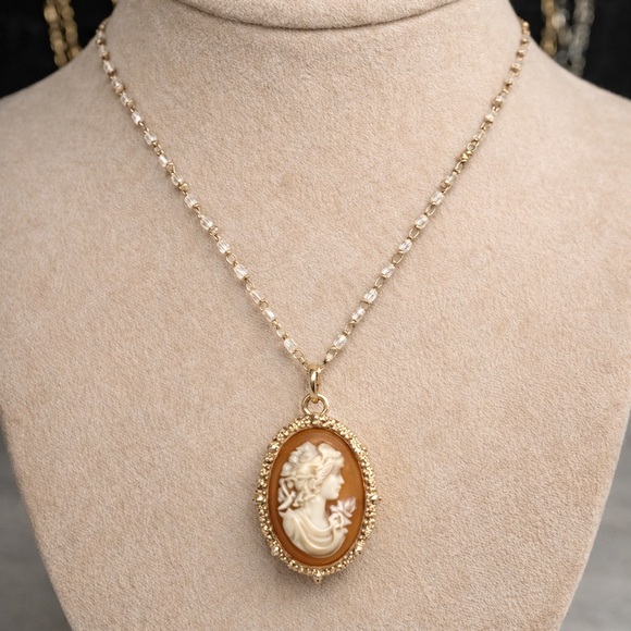 Elegant Gold Cameo Pendant Necklace - Picture 4 of 4